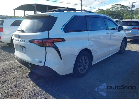 2021 Toyota Sienna Le z USA, uszkodzony, nr VIN 5TDKRKEC1MS071403